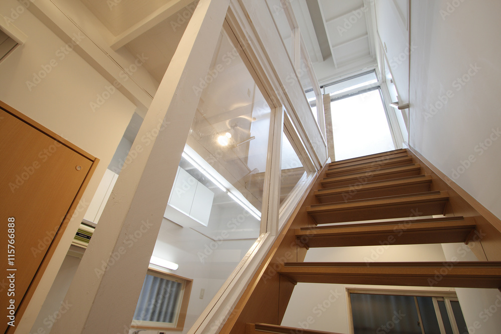 Fototapeta premium 住宅 改築 リフォーム 完成イメージ 古いアパートをリノベーション 吹き抜け居室 ラフ塗装仕上げ