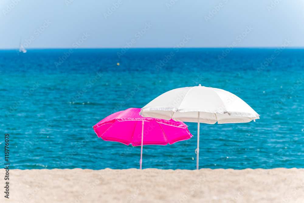 Sonnenschirme am Strand