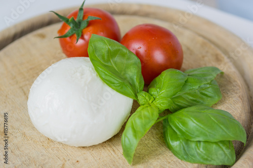 tomaten mozzarella mit basilikum