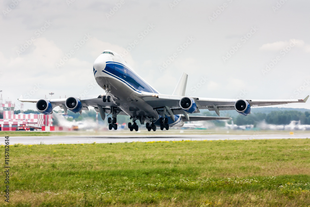 Obraz premium Take off of the wide body cargo airplane