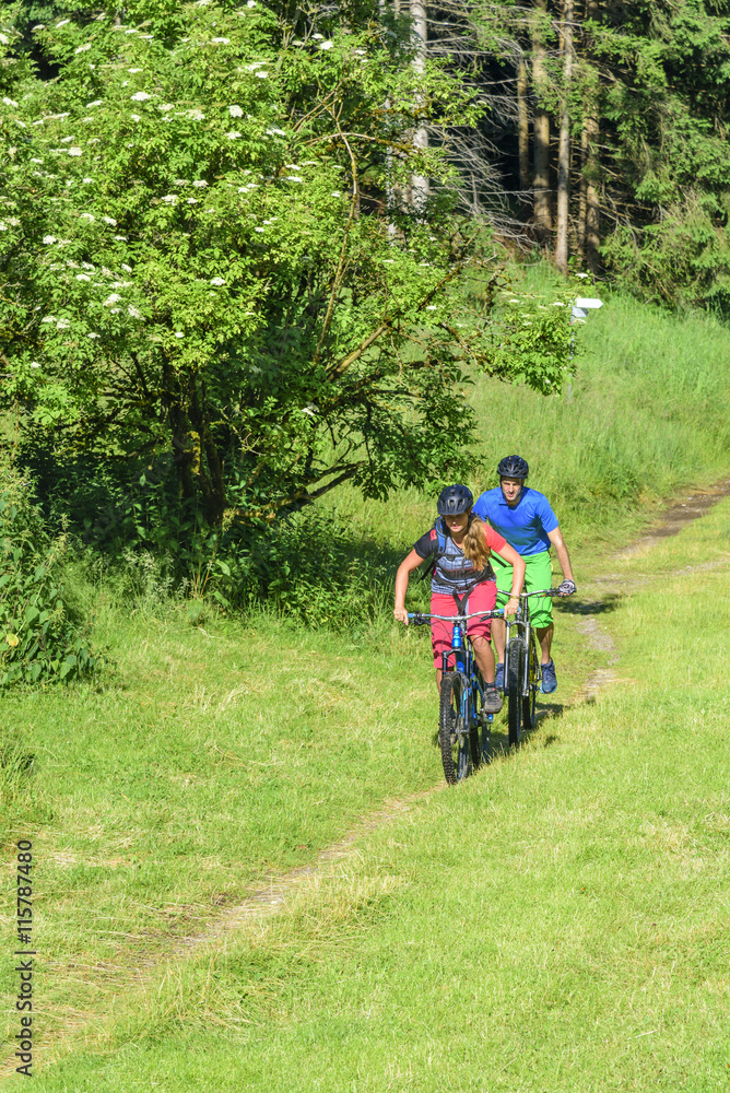 Mountainbiker auf einem Wiesen-Trail