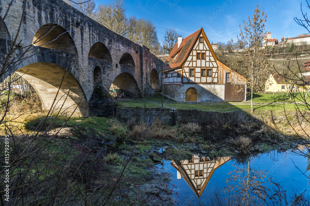 Altes Viadukt und typisches Fachwerkhaus bei Rothenburg ob der Tauber