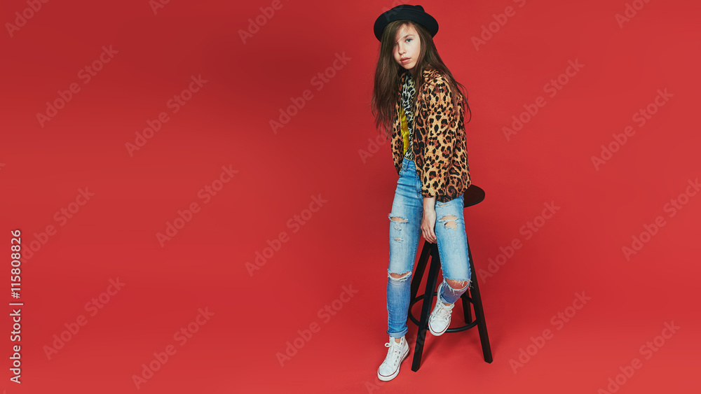 Obraz premium Portrait closeup beautiful young girl over colorful background