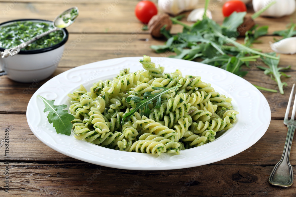 pasta corta fusilli con pesto di rucola sfondo rustico pasta corta fusilli con pesto di rucola sfondo rustico