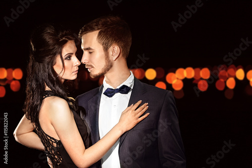 Beautiful young couple posi...