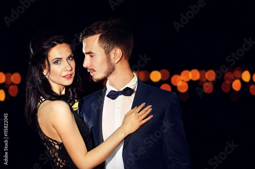 Beautiful young couple posi...