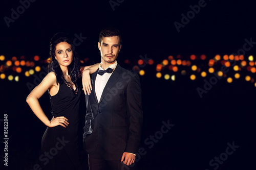 Beautiful young couple posi...