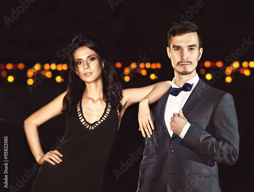 Beautiful young couple posi...