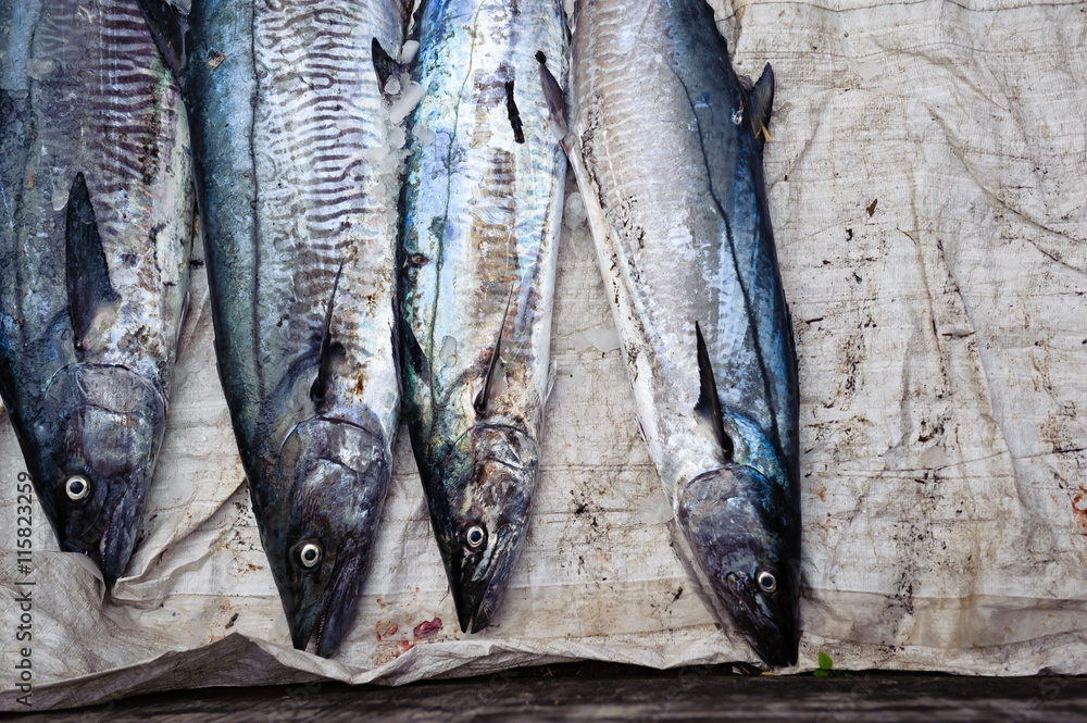 Obraz premium Fresh raw fish on the street market in India