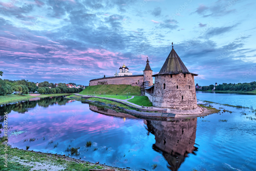 Naklejka premium Purple evening sky over Pskov Kremlin and Ploskaya tower in front of view (HDR-effect)