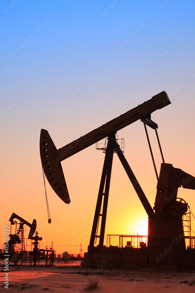 In the evening, the outline of the oil pump In the evening, the outline of the oil pump