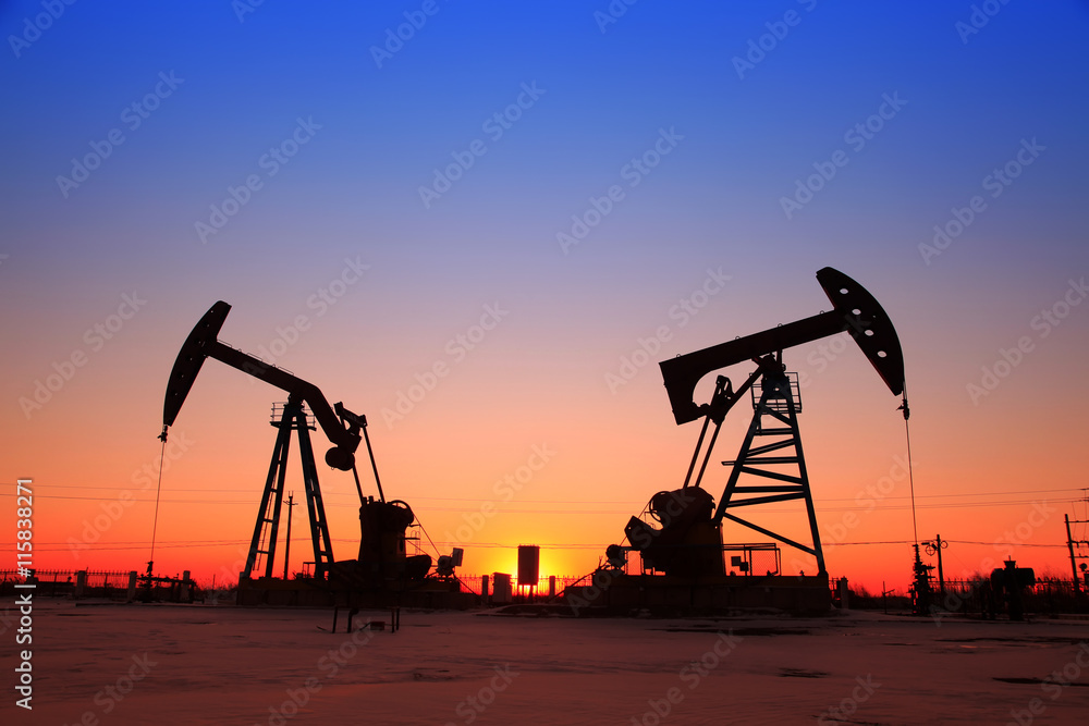 In the evening, the outline of the oil pump In the evening, the outline of the oil pump