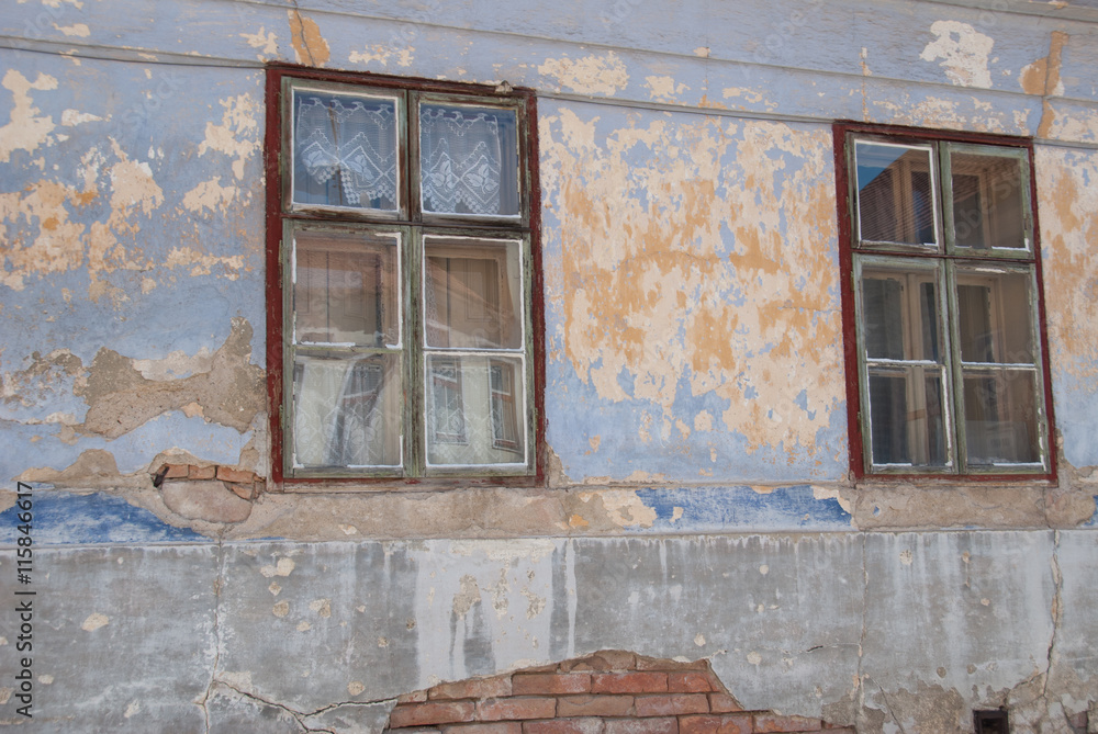 Inspirujące okna budynku mieszkalnego w Znojmo, Czechy. - obrazy, fototapety, plakaty 