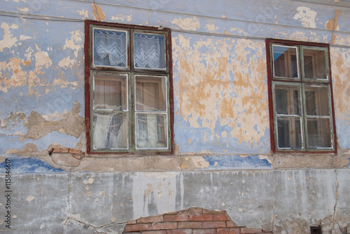 Inspirujące okna budynku mieszkalnego w Znojmo, Czechy.