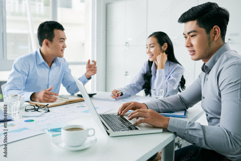 Obraz premium Working on laptop