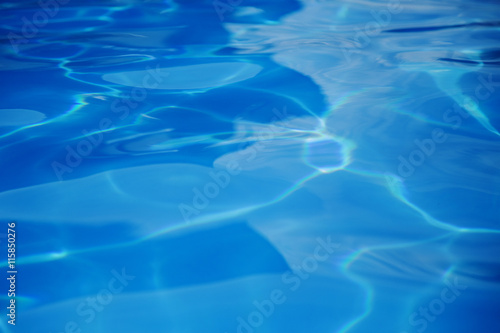 Кристально чистая вода в бассейне
