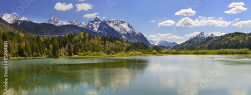 Panorama Landschaft in Bayern im Karwendelgebirge mit Isar