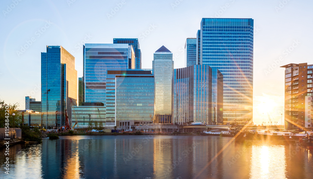 Obraz premium Canary Wharf in London at Sunset