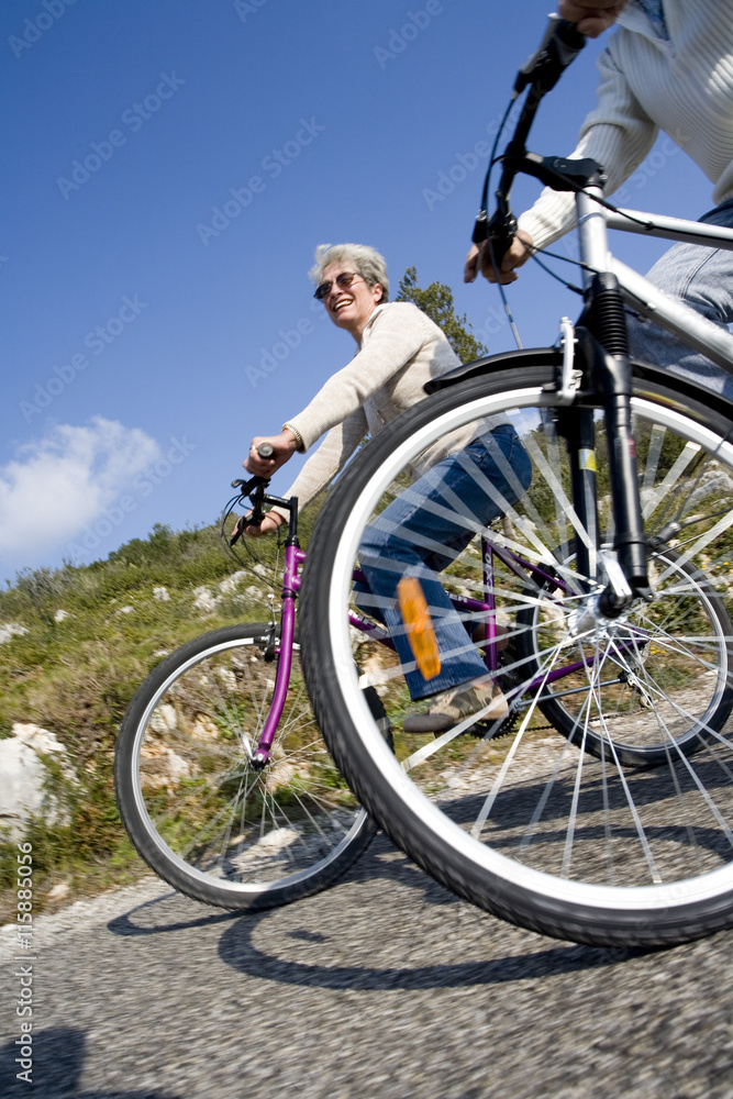 Fototapeta premium couple de sénior à vélo 