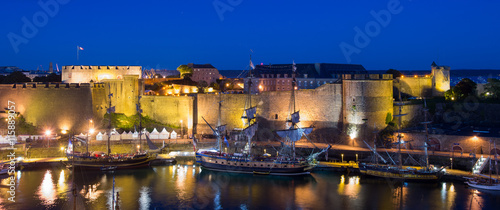 L''Hermione devant le châteu de Brest lors du feux d'artifices des fêtes maritimes internationales de Brest 2016.
