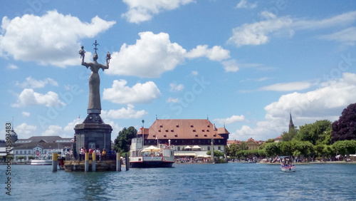 Quadro su tela Hafeneinfahrt von Konstanz im Sommer mit Blick auf die Imperia