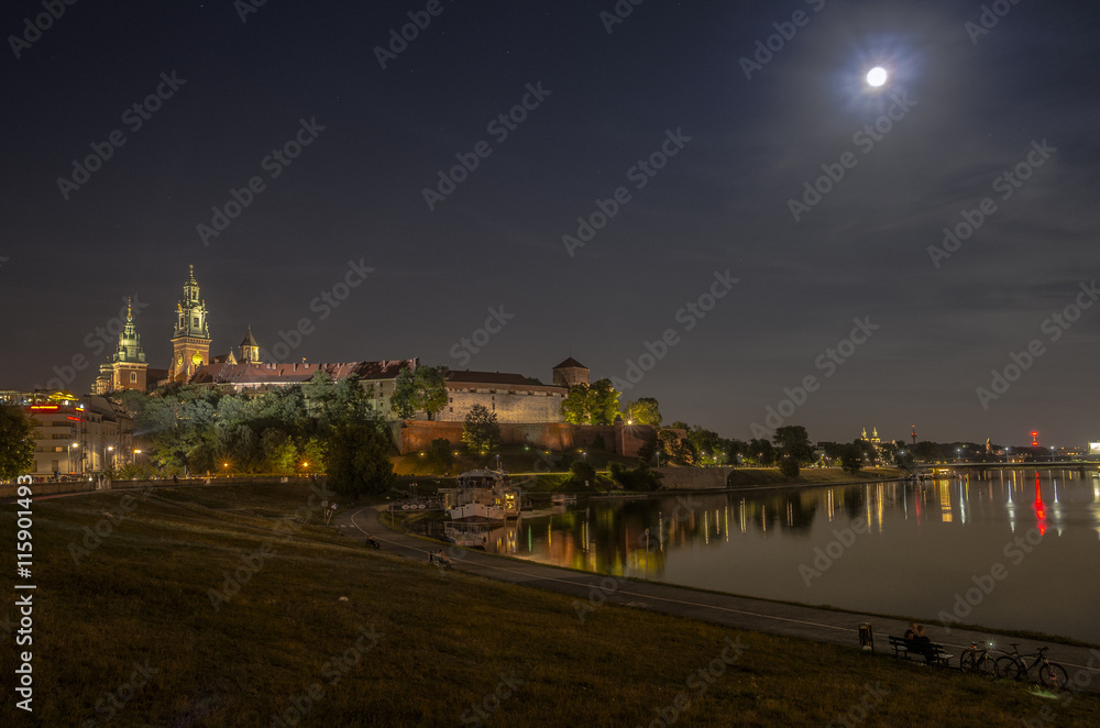 zamek królewski i zakole Wisły nocą Kraków