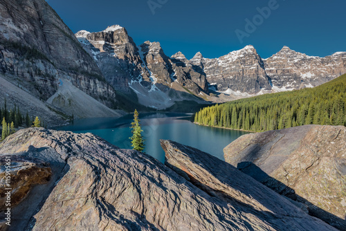Cuadro en lienzo Jagged Rocks Above Moraine Lake