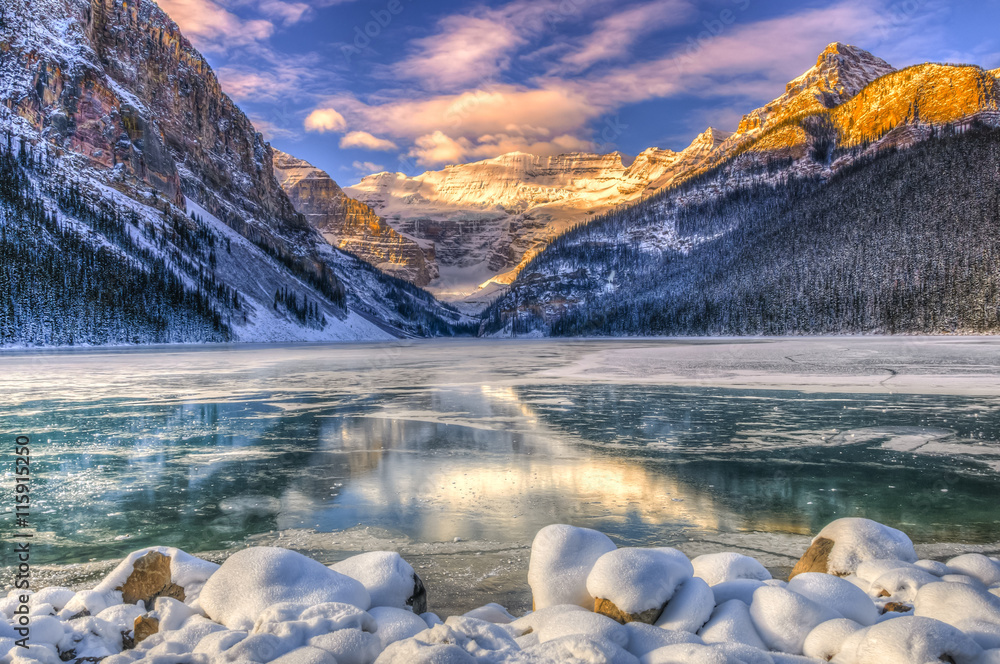 Fototapeta premium Lake Louise at Daybreak