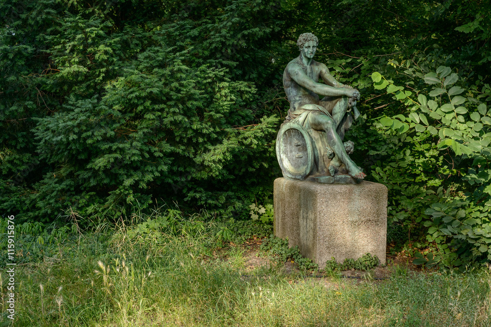 Obraz premium Bronzeskulptur des Kriegsgottes Ares am Eingang zur Zitadelle Spandau