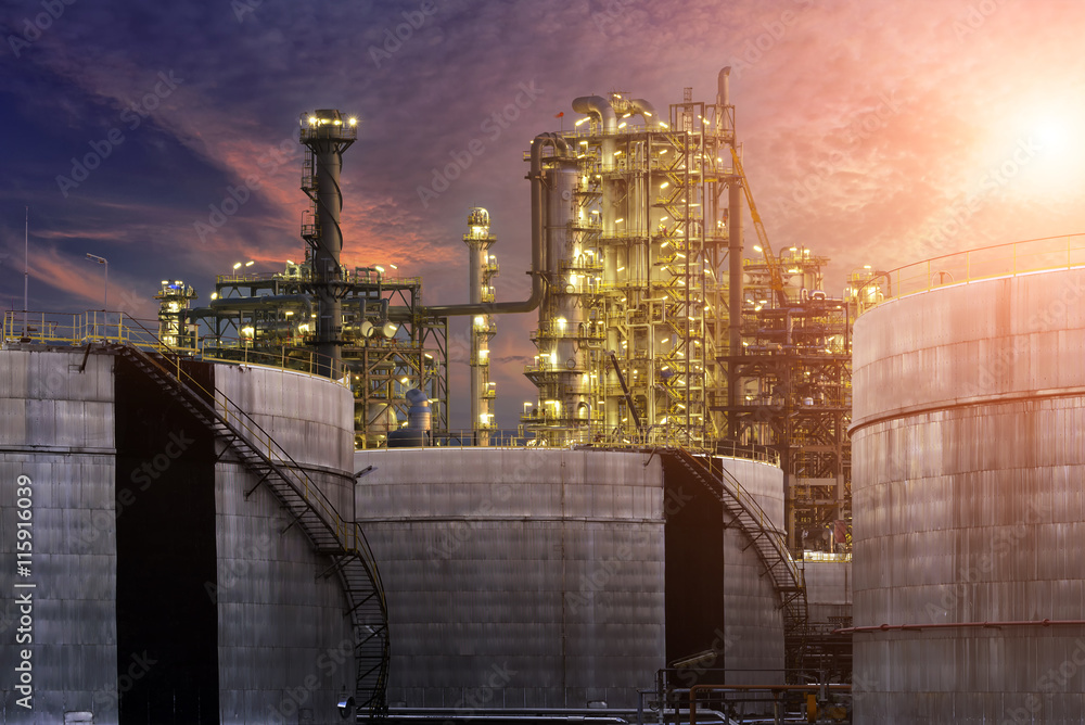 Obraz premium Refinery plant at sunset.