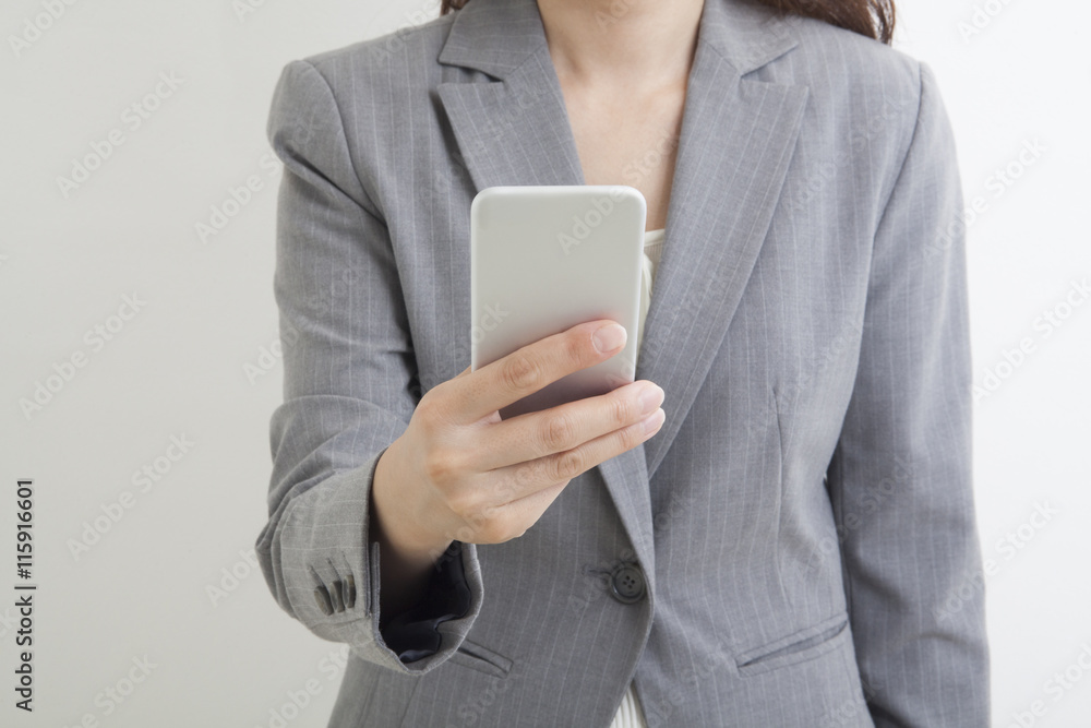 スマートフォンを持つビジネスウーマン スマートフォンを持つビジネスウーマン