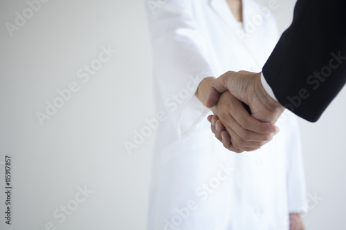 握手する医者とビジネスマン
