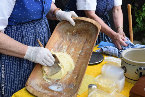 Landfrauen bei der Butterherstellung