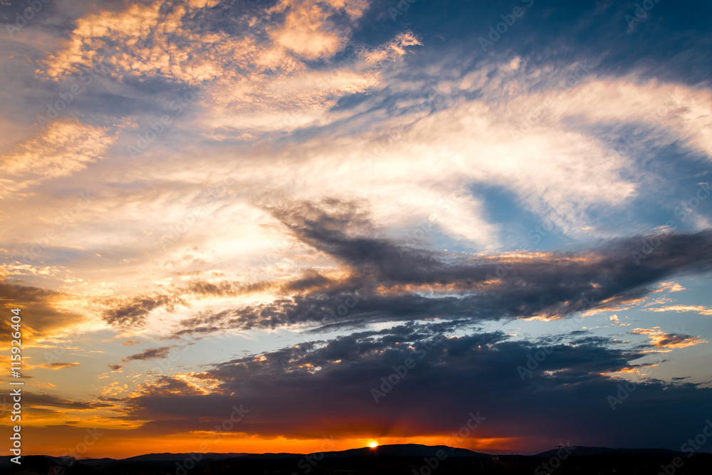 Himmel mit Wolkenformation bei Sonnenuntergang Himmel mit Wolkenformation bei Sonnenuntergang