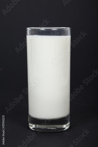 Milchglas vor schwarzem Hintergrund
