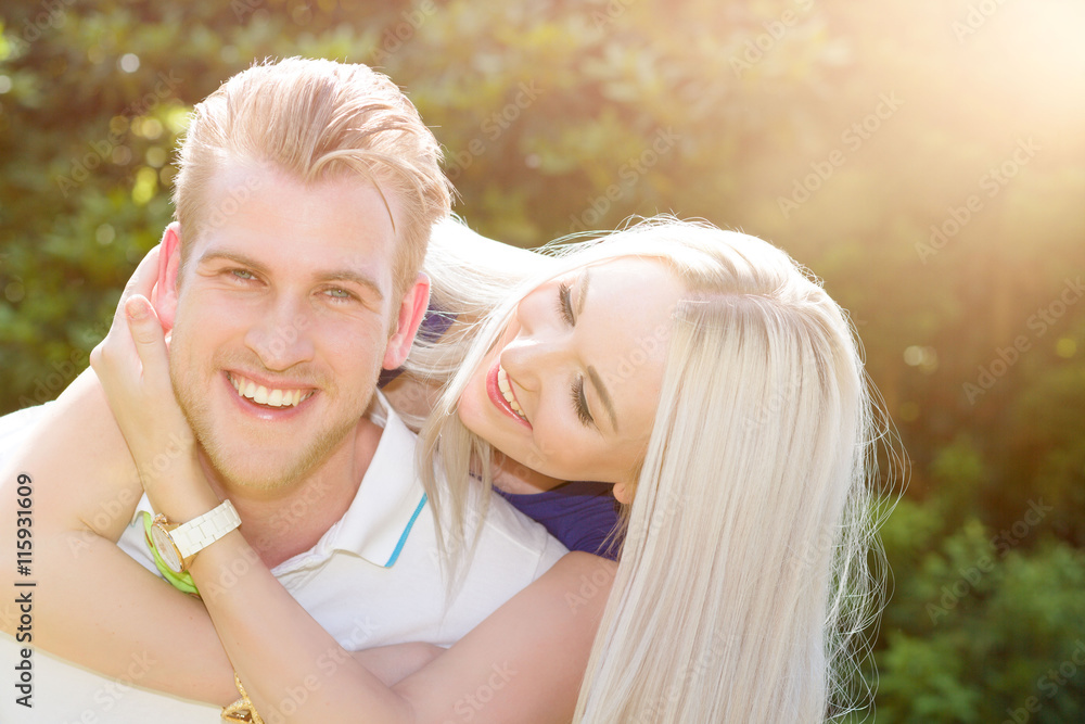 Verliebtes Pärchen draussen im Sonnenschein Verliebtes Pärchen draussen im Sonnenschein