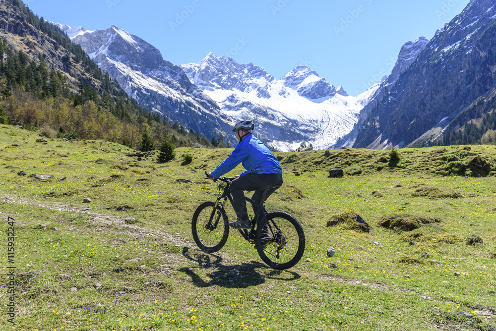 Mountainbiker vor herrlicher Gebirgskulisse