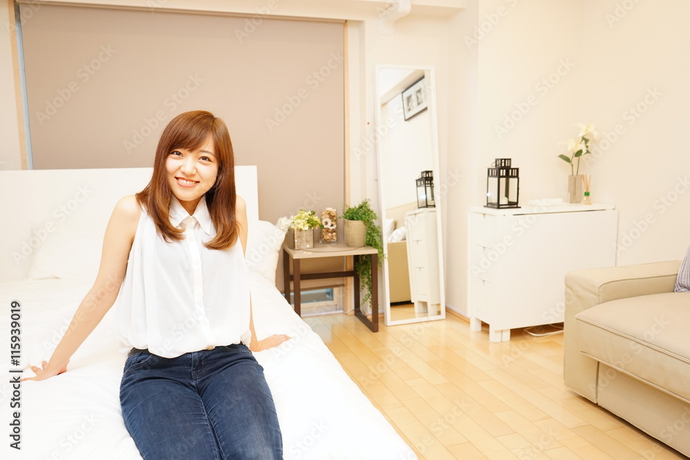 Young japanese woman relaxing on a bed ベッドに寝転んでくつろぐ若い日本人の女性 Young japanese woman relaxing on a bed ベッドに寝転んでくつろぐ若い日本人の女性