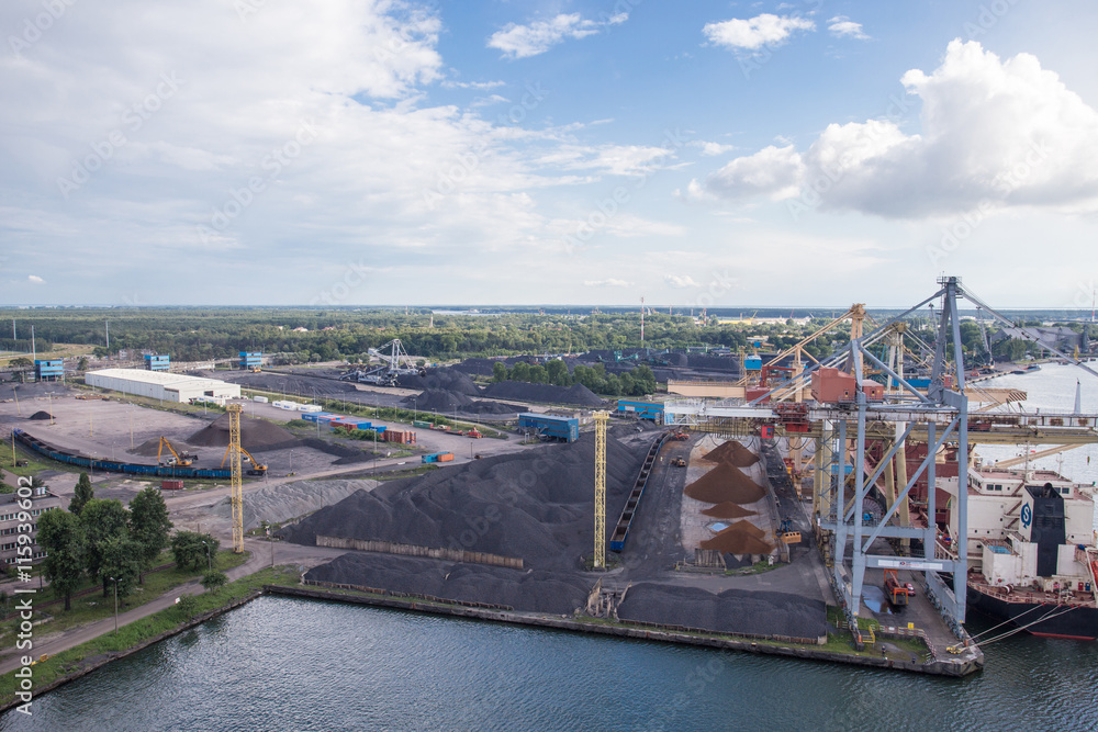 Naklejka premium Transhipment port