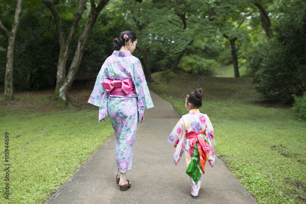 浴衣を着た親子 浴衣を着た親子
