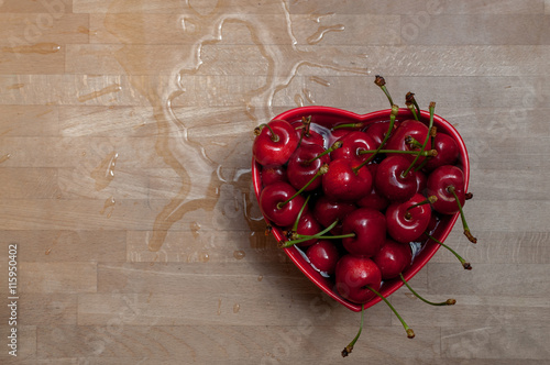 Kirschen in Herzform auf Holz