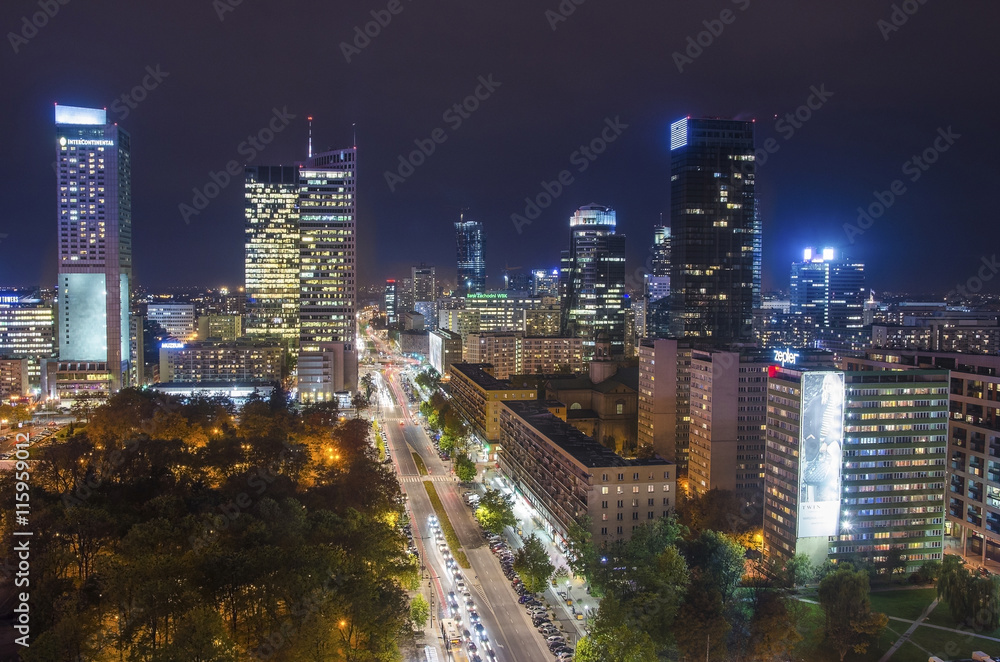 Obraz premium Widok z lotu ptaka Warsaw Financial Center w nocy, Polska