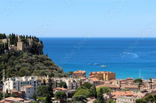 Port de Cassis dominé par son château ( XIIIème )