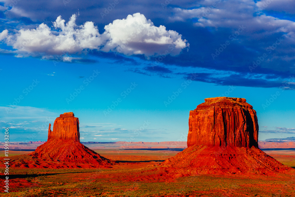 Obraz premium Buttes at sunset, The Mittens, Merrick Butte, Monument Valley, A