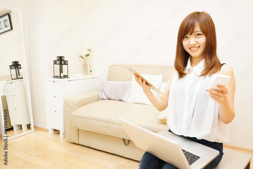 Young japanese woman using Computer, Tablet and smartphone パソコン・スマートフォン・タブレットを同時に使う若い日本人の女性 Young japanese woman using Computer, Tablet and smartphone パソコン・スマートフォン・タブレットを同時に使う若い日本人の女性