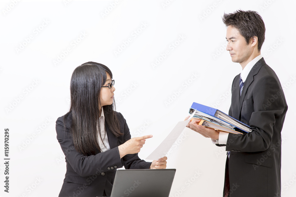 部下を指差し叱責する女性上司