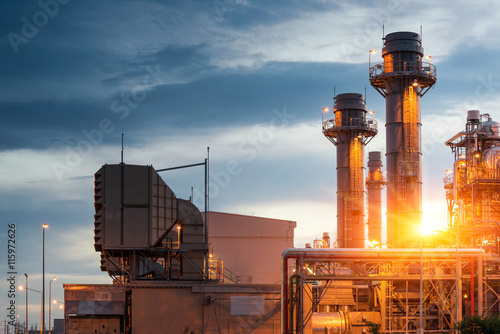 Fotografia Glow light of petrochemical industry on sunset.
