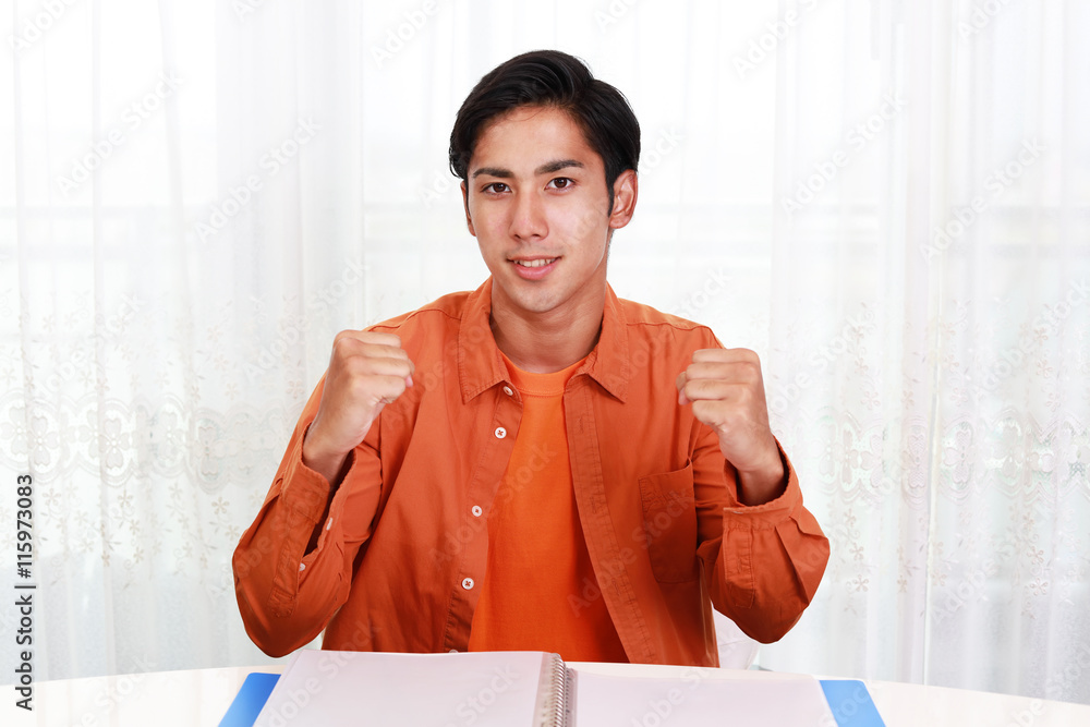 ガッツポーズの大学生