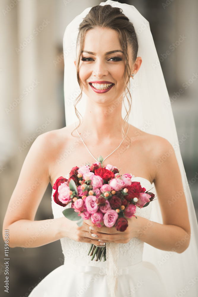 Luxury wedding bride, girl posing and smiling with bouquet StockFoto