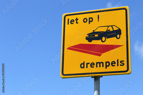 niederländisches Verkehrszeichen: Bremsschwelle
